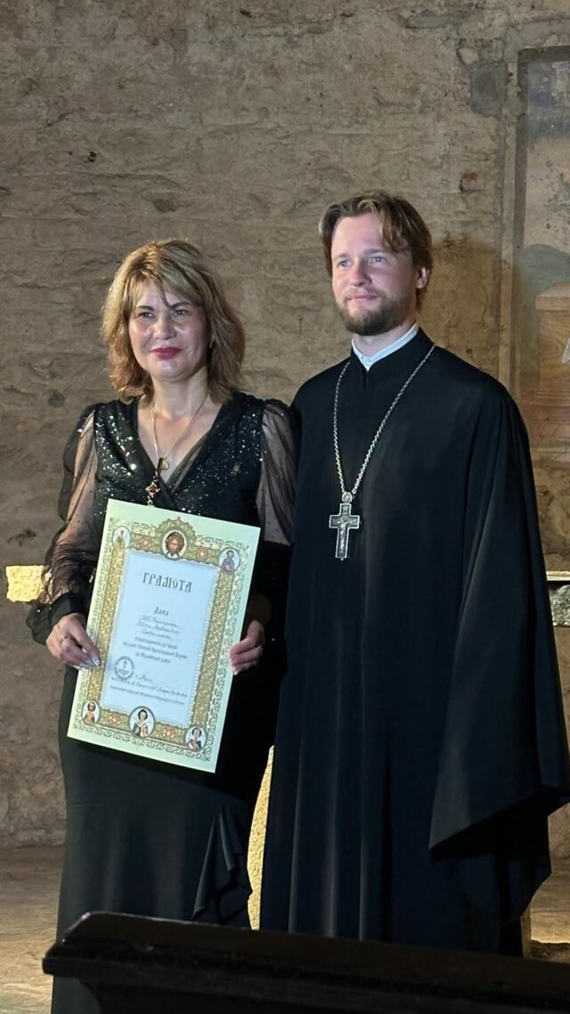 La Principessa Silvia Andronikov Cantacuzene riceve l'attestato da Padre Ambrogio