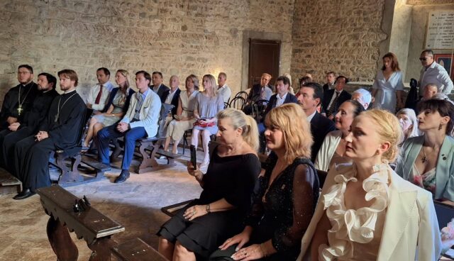 SAI Silvia Andronik Cantacuzene e i partecipanti alla cerimonia dell'Ordine del Drago svoltasi presso Villa Sormani Marzorati Uva di Missaglia, alla presenza di autorità religiose ortodosse e rappresentanti del mondo culturale.